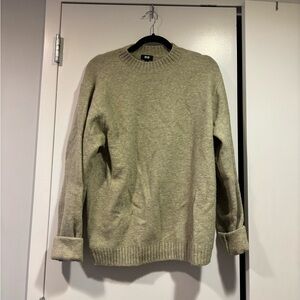 Uniqlo Men's Crewneck Sweater in Olive